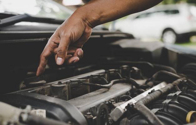 ¿Es conveniente limpiar el motor del coche?